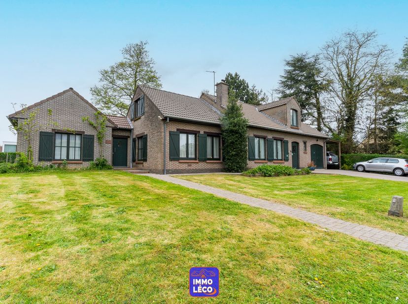 Située dans le secteur le plus prisé de Dottignies &quot;La Cabocherie&quot;, nous vous proposons à la vente cette villa traditionnelle avec béton entre niveaux
