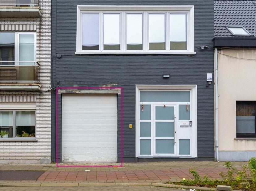 Deze strategisch gelegen eigendom aan de Heistraat 160 is ideaal als atelier, magazijn of parkeergarage. Met directe verbindingen naar de A12, E19 en