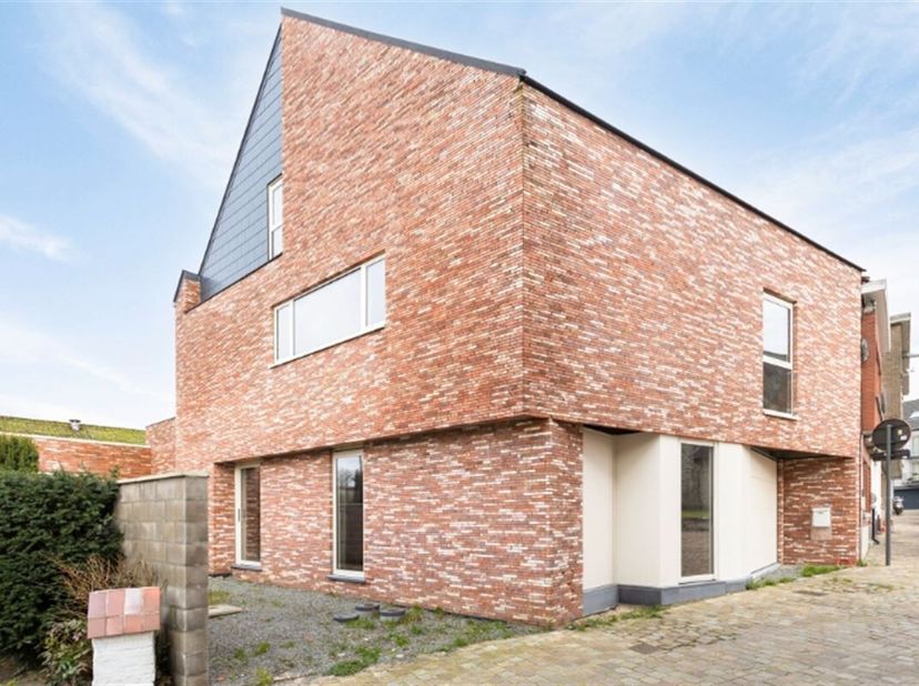 Dit ruim casco appartement bevindt zich in het centrum van Moorsel rechtover de kerk en op wandelafstand van openbaarvervoer, winkels en eetgelegenhed