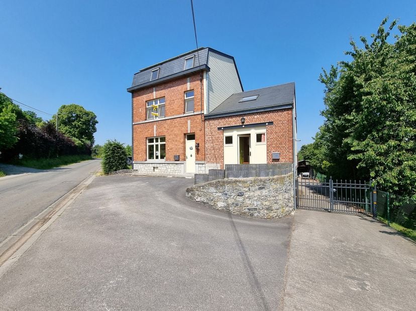 Heyd (Durbuy): Située au calme sur les hauteurs du village de Heyd, cette maison de 4 chambres avec un appartement indépendant de 2 chambres est impla