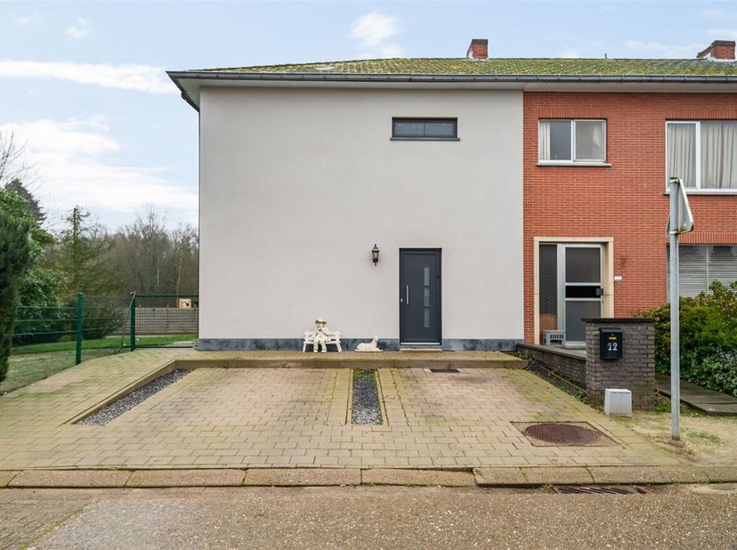 Instapklare woning met 3 slaapkamers op een toplocatie!&lt;br /&gt;
Deze gezellige halfopen bebouwing werd gerenoveerd tussen 2017-2024, voldoet aan de huid