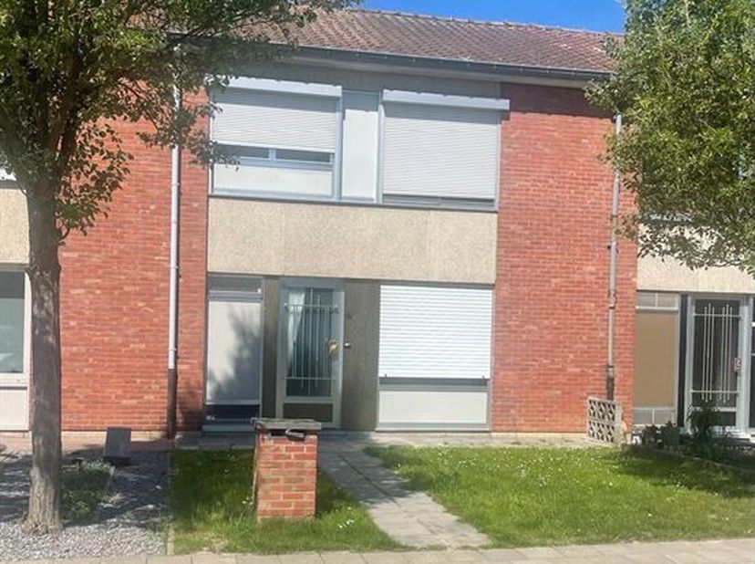 Deze woning is ideaal gelegen, op de bloemenwijk, vlak bij alle scholen, Delhaize en station, en op fietsafstand van de stad. En toch erg rustig en ki