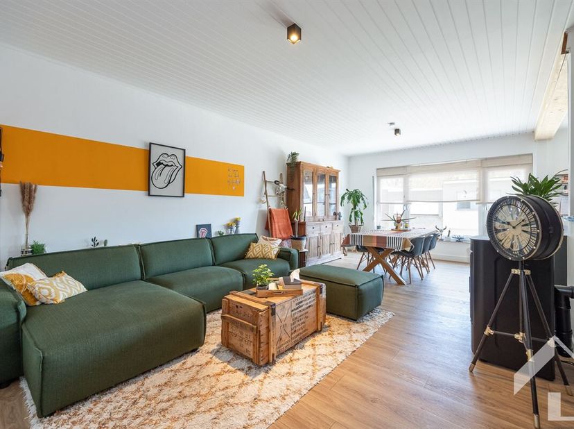 Ontdek dit prachtig gerenoveerde 2-slaapkamerappartement te Schoten, gelegen op de 1ste verdieping (zonder lift) nabij het centrum van Schoten.&lt;br /&gt;