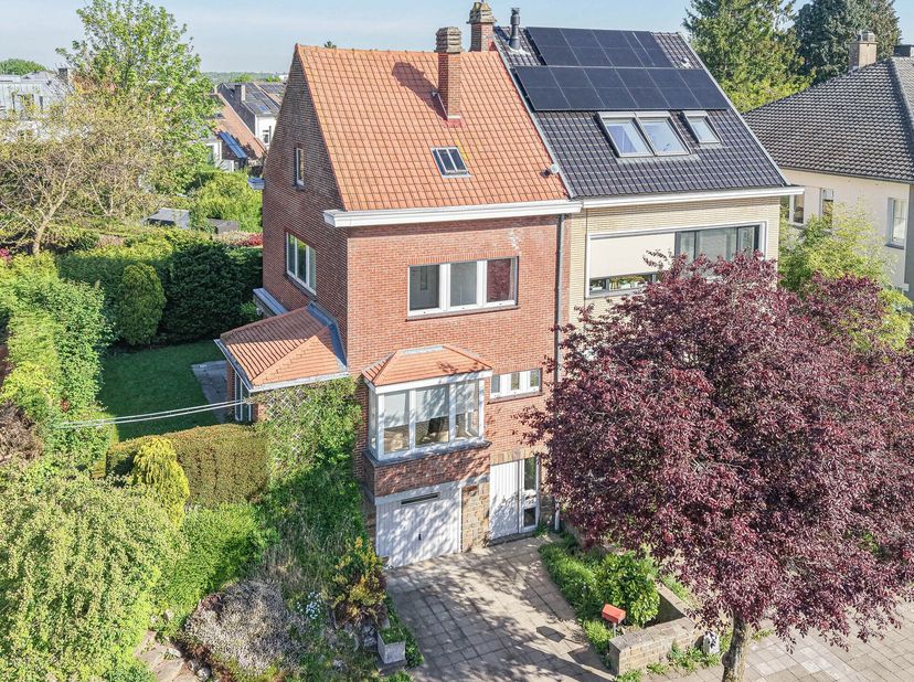 Maxime Real Estate stelt u een mooie halfopen bebouwing voor met veel potentieel na renovatie.&lt;br /&gt;
Uitstekende ligging in een rustige, residentiële