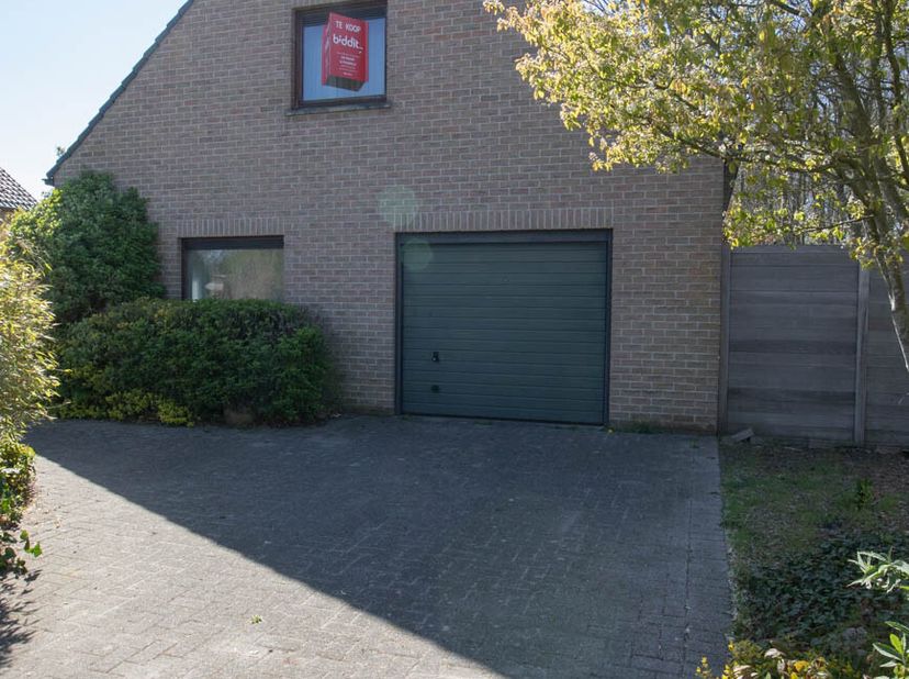 GUNSTIG GELEGEN VILLA -  &lt;br /&gt;
 &lt;br /&gt;
Een gunstig gelegen woonhuis (villa), type open bebouwing, te 9920 Lievegem, Lindestraat 33, volgens huidig ka