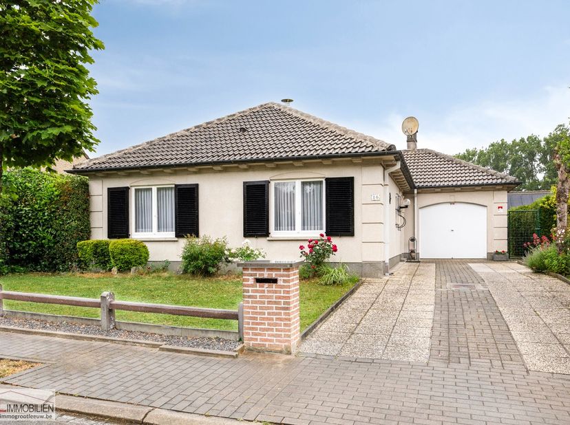 Immo Groot Leeuw vous présente ce bungalow soigneusement entretenu, idéalement situé dans une rue en cul-de-sac, entouré du parc Pater Damiaan, du tou