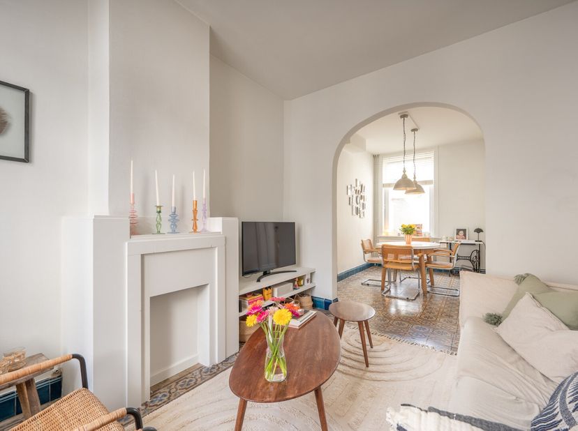 Deze Brugse woning is zeer leuk gelegen in het Sint-Annakwartier, vlakbij de vesten en de Markt van Brugge.&lt;br /&gt;
De mooie authentieke elementen komen