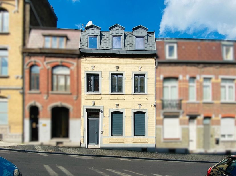 Antoineimmo vous propose cette charmante maison mitoyenne idéalement située à seulement 2 minutes de la Citadelle. Récemment rénovée, elle se présente