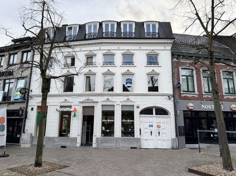 Appartement met 2 slaapkamers.&lt;br /&gt;
Gelegen pal in het centrum van Bree, in de directe omgeving van alle nodige voorzieningen.&lt;br /&gt;
Het appartement