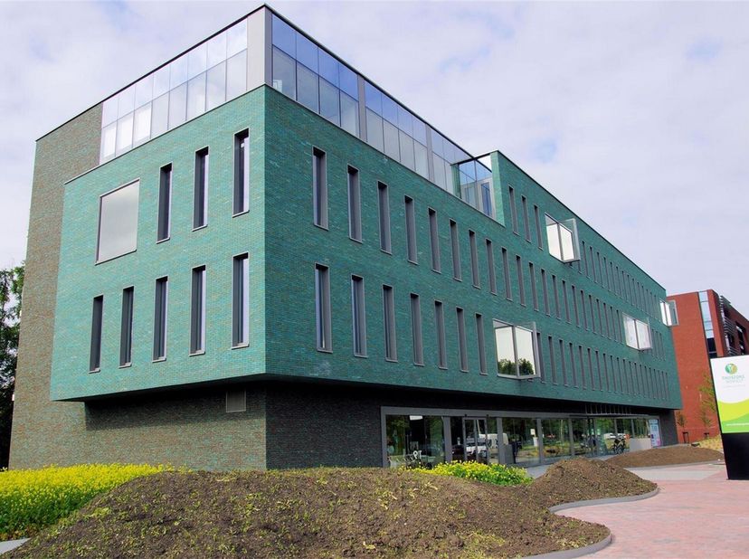 Functionele kantoren van 435m² tot 1445m² in het prestigieuze kantorencomplex &quot;Flexis&quot; dat uitpakt met representatieve hedendaagse architectuur en pro