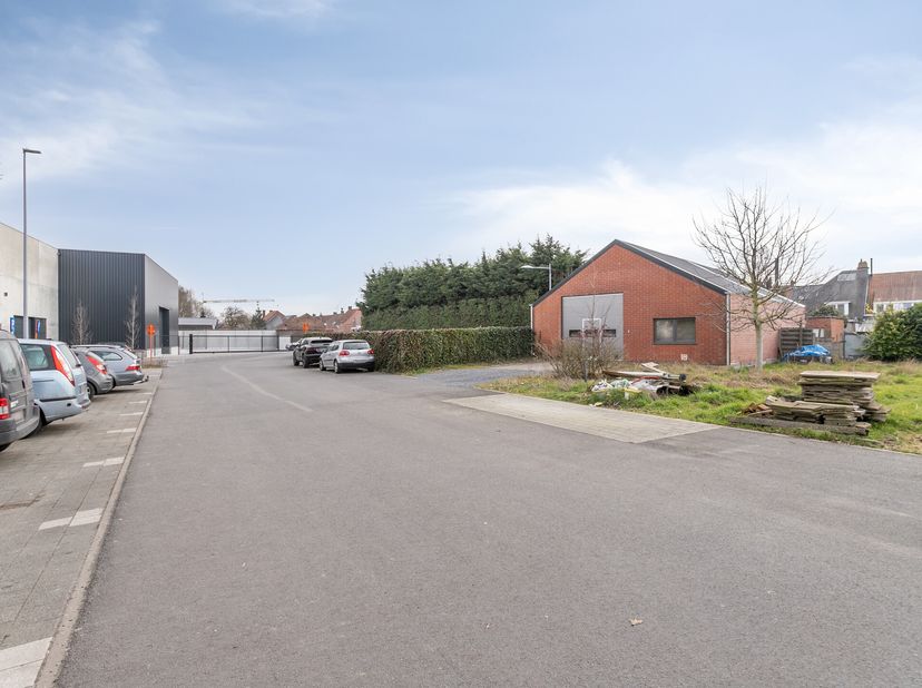 Deze eigendom met een woning uit 1959 en een magazijn uit 2016 beidt u de mogelijkheid om wonen en werken te combineren. Op een perceel van ca. 671 m²