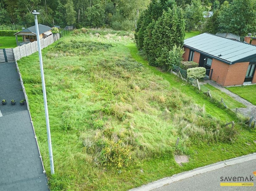 Rustig gelegen bouwgrond voor open bebouwing met een straatbreedte van 15 meter.&lt;br /&gt;
Wie kan zich het groene uitzicht vanuit zijn keuken al inbeelde