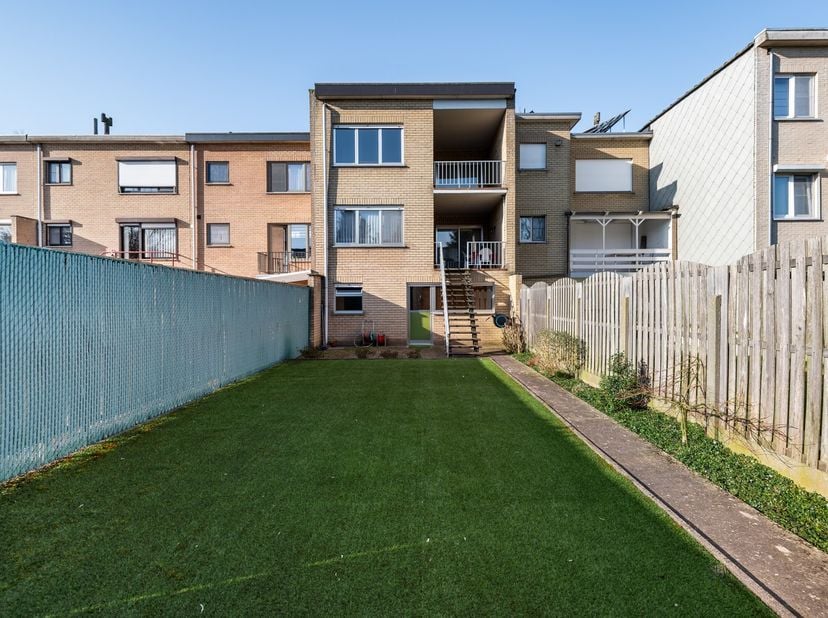 Unieke bel-etage 2 wooneenheden te koop in Hoevenen!&lt;br /&gt;
&lt;br /&gt;
In een rustige wijk in Hoevenen is deze bel-etage woning terug te vinden. Deze is ce