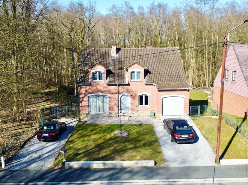 Lagence immobilière STRAZZERIMMO vous présente cette magnifique maison rénovée sise sur une parcelle de 13 ares et comprenant 3ch, 2SDB, allées/parkin