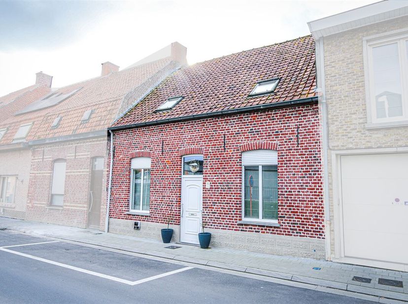 Knusse Gezinswoning te Ardooie  &lt;br /&gt;
Op zoek naar een gezellige en comfortabele gezinswoning in het hart van Ardooie?&lt;br /&gt;
Deze charmante woning bi