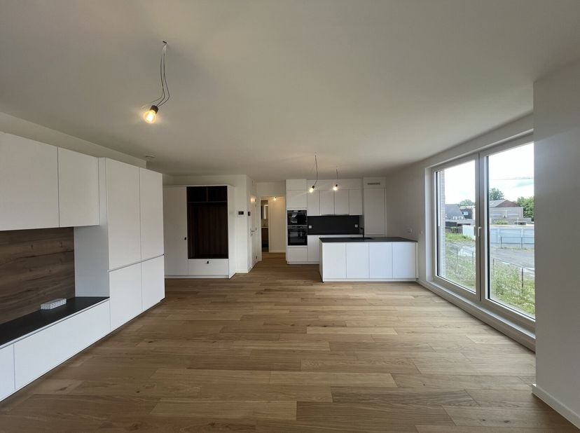 Op zoek naar een instapklaar, stijlvol afgewerkt nieuwbouwappartement? Dit prachtig appartement combineert hedendaags comfort met een doordachte indel