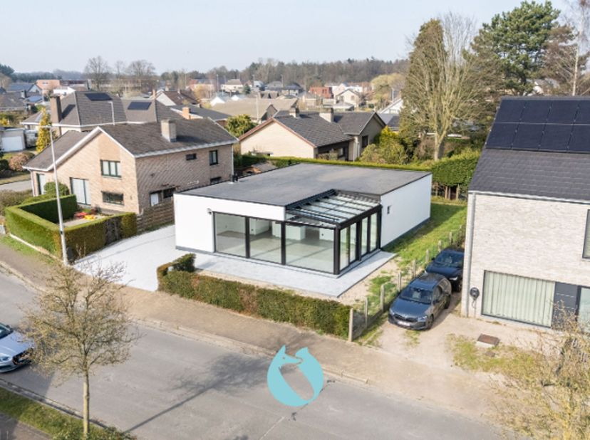 Deze magnifieke gezinswoning is gelegen in Wachtebeke, een landelijke gemeente ten noorden van Gent.&lt;br /&gt;
Ideaal gelegen in een rustige woonwijk vlak