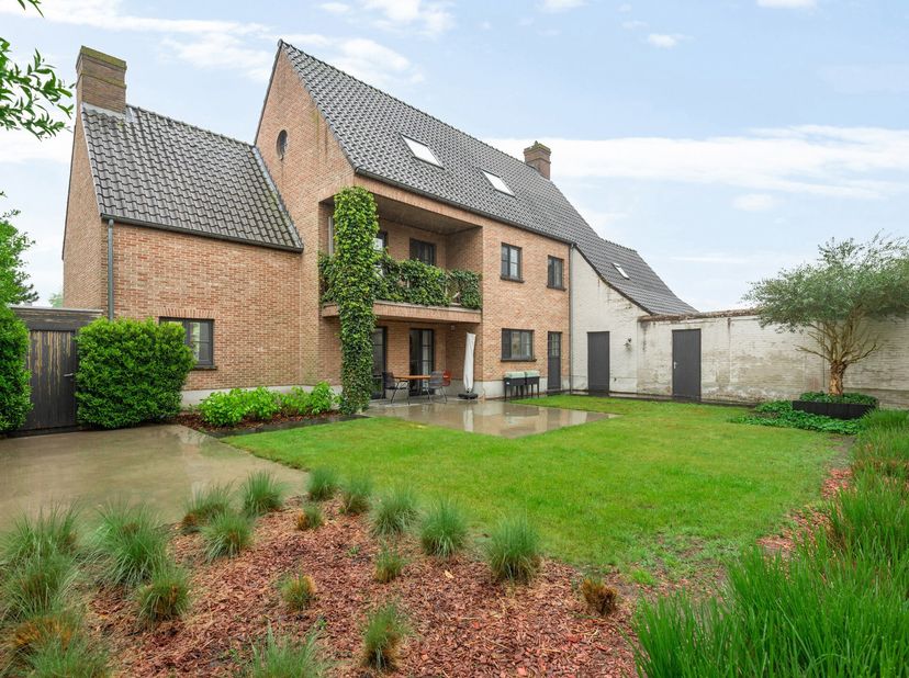 Prachtige villa (ca. 320m² bew. opp.) met 5 ruime slaapkamers en veel parkeerplaats&lt;br /&gt;
Algemeen:&lt;br /&gt;
- Perceeloppervlakte: 1.142 m²&lt;br /&gt;
- Bewoo