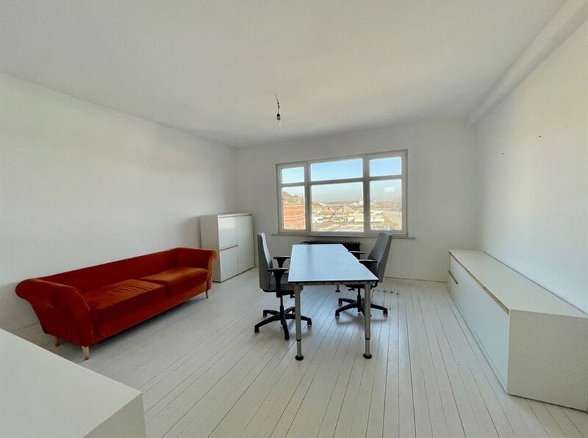 A LOUER - à proximité immédiate de la gare - 2 bureaux (20 m2 et 16 m2)  idéal pour un jeune indépendant souhaitant disposer dun bureau lumineux et pr