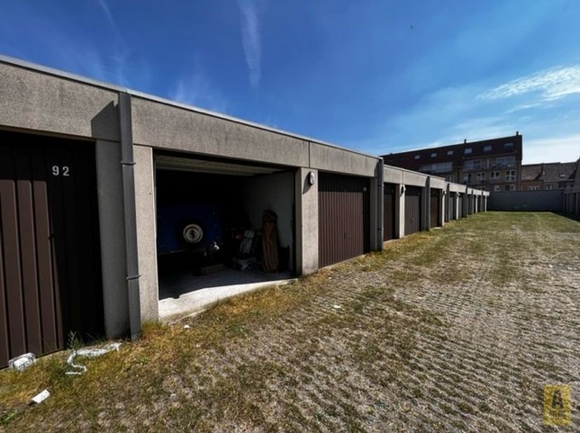 Gelijkvloerse garagebox gelegen in een garagecomplex in het centrum van Bredene-Duinen.  afmetingen 2,90m * 5,75m