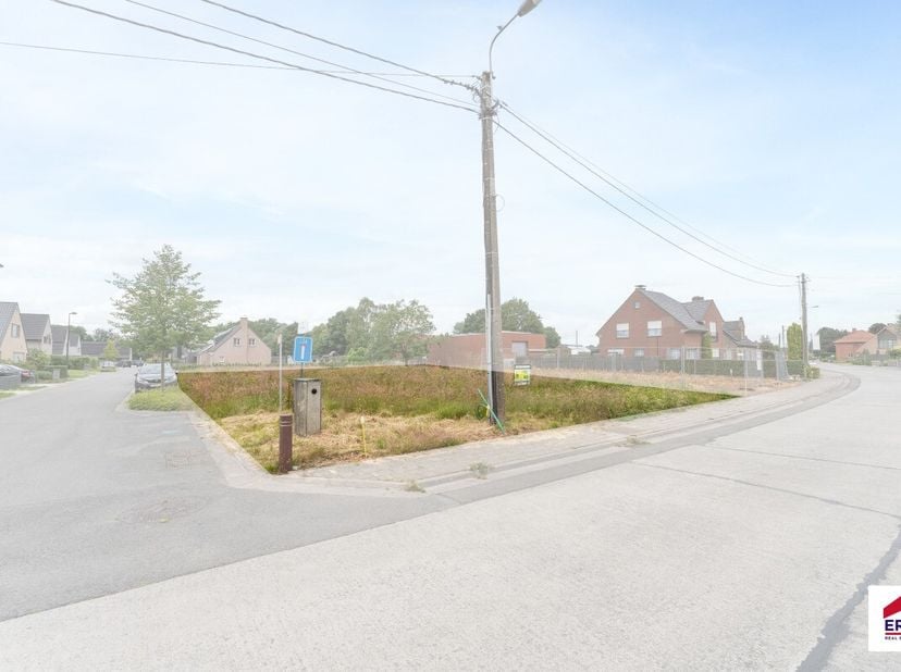 Bouwgrond voor vrijstaande woning op 659m² in Oostrozebeke!Ligging: Centrum Oostrozebeke. Op 10 minuten van Meulebeke en op 15 minuten van Tielt en Wa