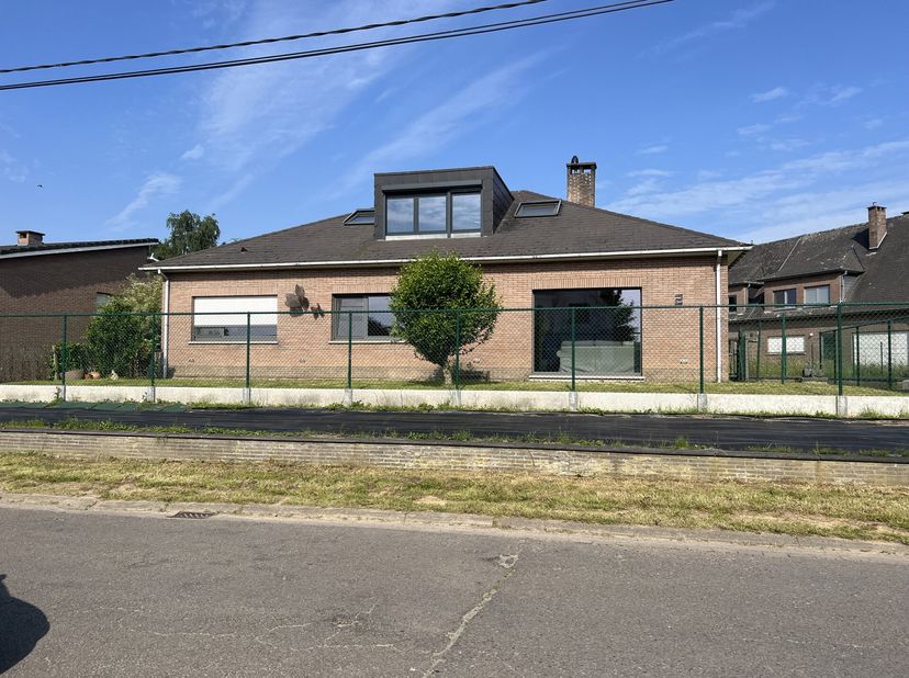 Maison très spacieuse et qualitativement rénovée à proximité du centre de Kortenberg. Le hall d&#039;entrée donne accès au salon très spacieux et à la cuis