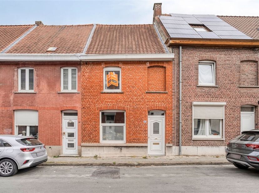 TE RENOVEREN WONING MET TUIN.&lt;br /&gt;
Deze woning in het hart van Ronse biedt een unieke kans om er een gezellige woonst te van te maken.  &lt;br /&gt;
Bij bi