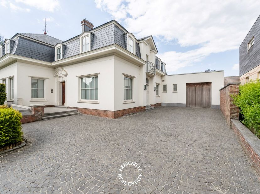In het centrum van Wingene treft men deze statige villa. De woning is gelegen op een ruim perceel van 1630 m² en telt een bewoonbare oppervlakte van 4