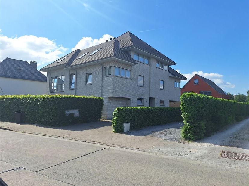 Modern instapklaar appartement op de eerste verdieping van een villaresidentie. Het appartement beschikt over volgende indeling: inkomhall, gastentoil