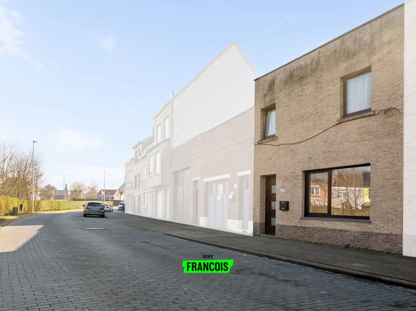 Deze woning werd reeds volledig vernieuwd waardoor het pand volledig instapklaar is. de woning is strategisch gelegen, met talrijke faciliteiten in de