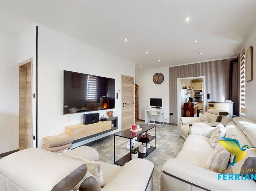 Visites réalisables sur rendez-vous 7J/7 au 0476/08.47.47.&lt;br /&gt;
Superbe 3 façades 5 chambres entièrement rénovée avec garage et jardin comprenant: Au
