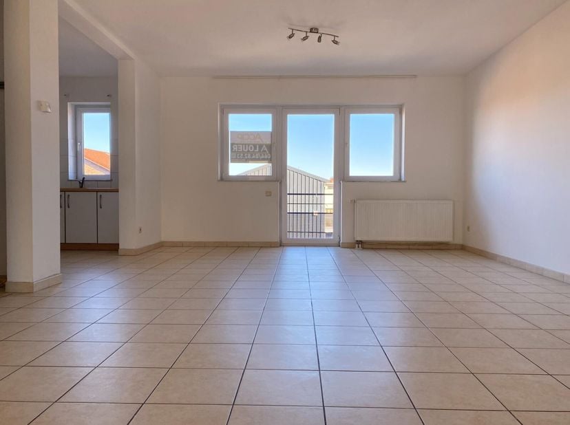 Découvrez ce bel appartement idéalement situé dans  le centre de La Louvière. &lt;br /&gt;
Ce bien se compose d&#039;un séjour lumineux, d&#039;une cuisine ouverte se