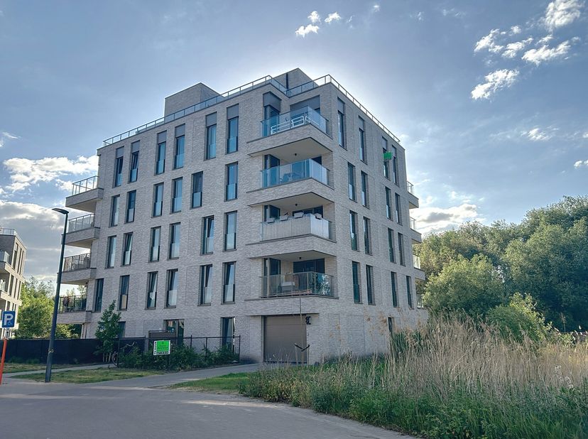 Modern en energiezuinig 1-slaapkamer appartement met tuin op de gelijkvloerse verdieping. Het appartement omvat een inkomhal met gastentoilet, leefrui