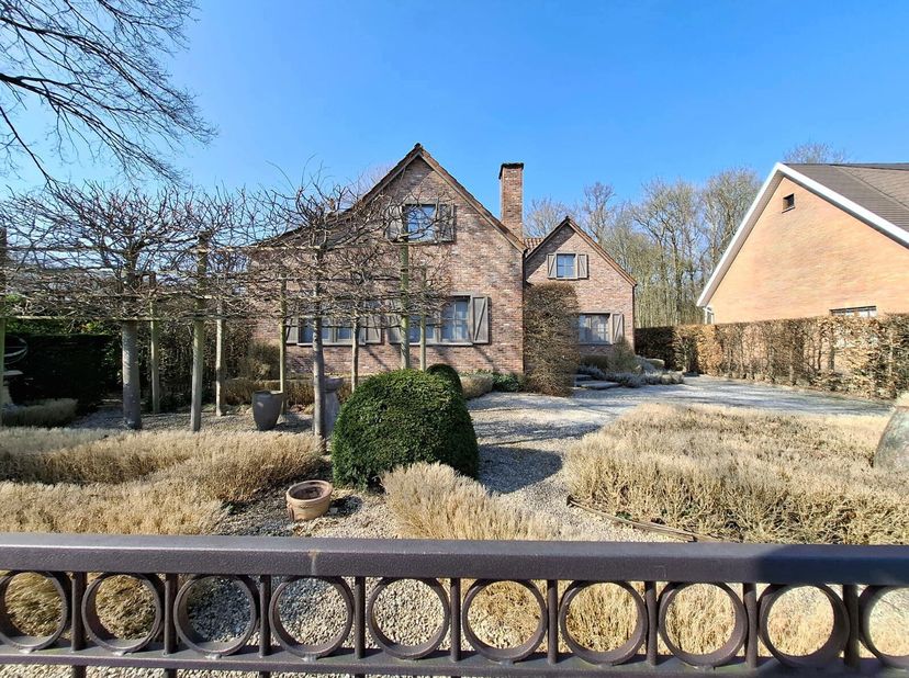 Deze prachtige villa, gebouwd in 1978, bevindt zich op een royaal perceel van 16a99ca aan de Hazelnotenlaan 19 in Steenokkerzeel.&lt;br /&gt;
Met een bewoon