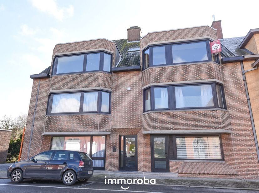 Ruim en goed onderhouden appartement op de 2e verdieping met inkom (met inkomkast), living, ingerichte keuken, berging, toilet apart, badkamer (met li