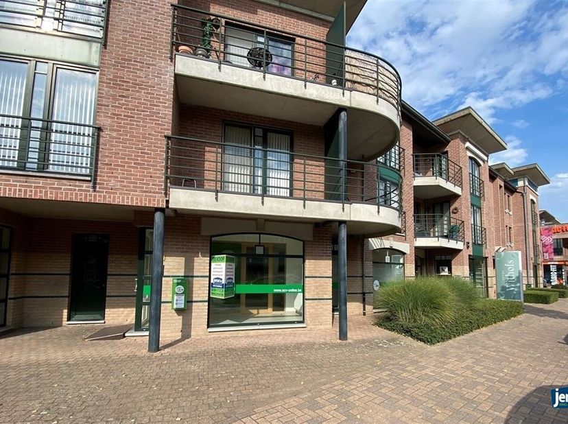 Schitterend commercieel pand in het hart van Peer! &lt;br /&gt;
In het levendige centrum van Peer, ontdekt u dit voormalige ACV-kantoor dat onlangs een voll