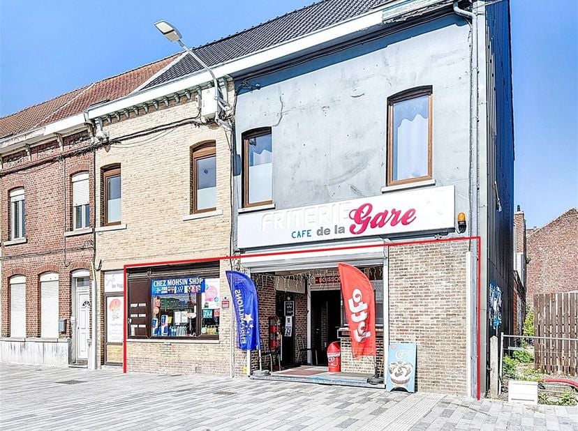 Commerce idéalement situé à proximité immédiate de la gare de Mouscron. &lt;br /&gt;
Le bien se compose d&#039;un premier espace commercial de 40 m² actuellement