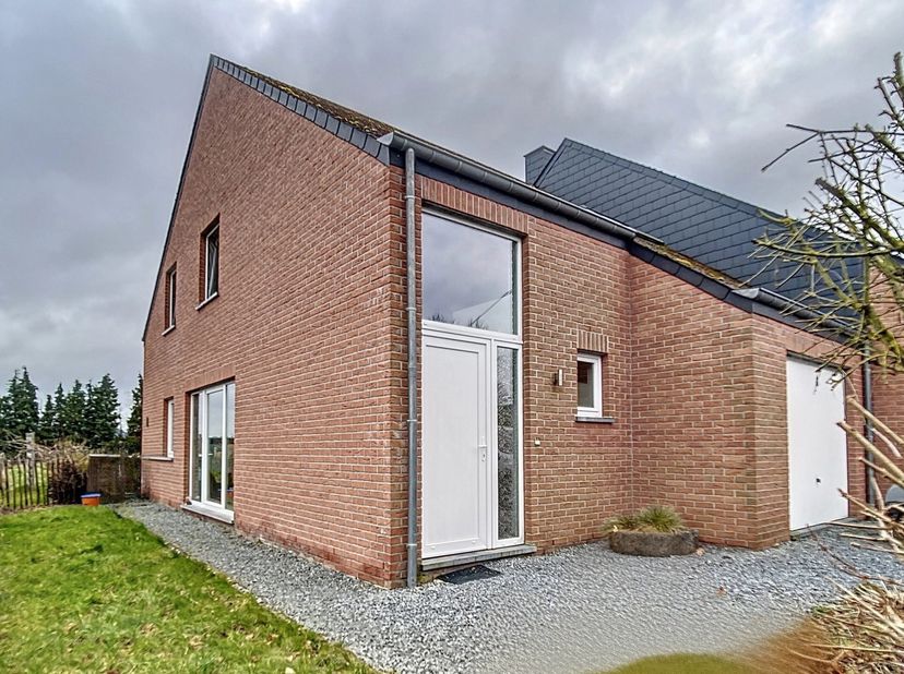 Cette agréable maison offre de grands espaces de vie lumineux ! Celle-ci se compose de 4 chambres spacieuses, idéale pour une famille.&lt;br /&gt;
La terras