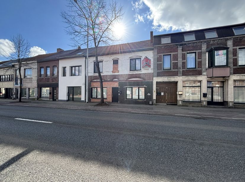 Gelegen in de Dorpsstraat, in het centrum van Heppen, biedt deze instapklare gezinswoning alles wat je nodig hebt binnen handbereik: winkels, openbaar
