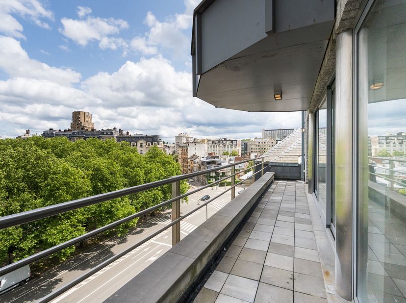 BRUSSEL-STAD, aan de rand van IXELLES, tegenover de Abdij van Ter Kameren, APPARTEMENT (3 slk/2 badk) van 173 m² met terrassen van 26 m². Ze bestaan u