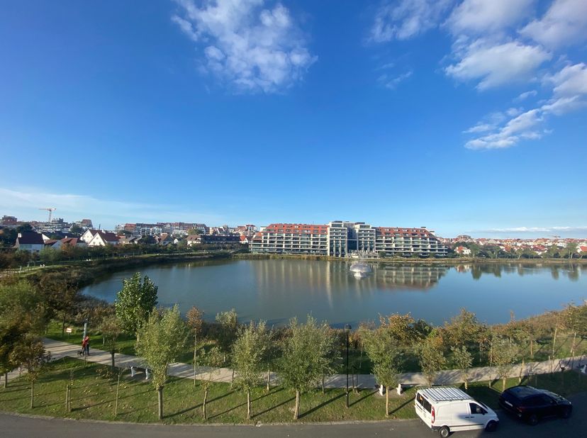 Prachtig gerenoveerd 3-slaapkamer appartement met met mooi open zicht op het Zegemeer, gelegen nabij het centrum en het strand.&lt;br /&gt;
&lt;br /&gt;
Indeling: