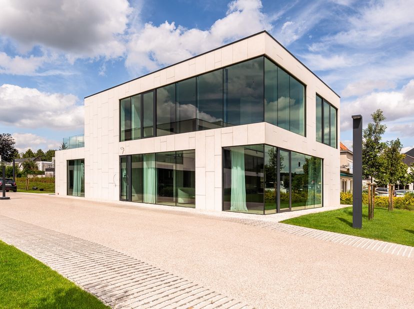 Ontdek de ultieme combinatie van stijlvol werken in het hart van Sint-Martens-Latem.&lt;br /&gt;
Deze high-end handelsruimte belichaamt de perfecte synergie