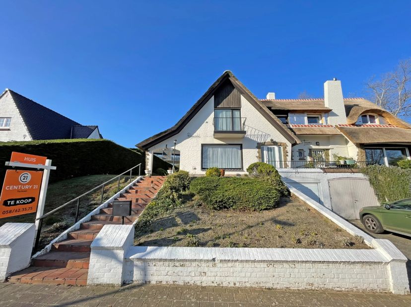 Op te knappen woning gelegen op enkele minuten van het strand (400m) en nabij het centrumv van Koksijde-Bad (800m).  De woning bestaat uit: inkomhal,