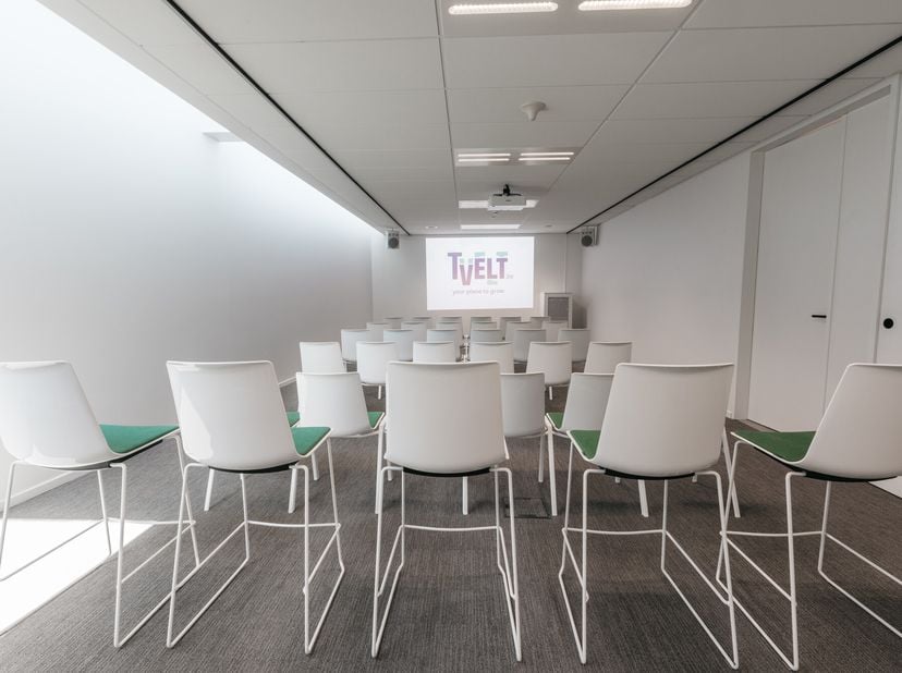 Aménagement et installations:&lt;br /&gt;
- Salles de bureau&lt;br /&gt;
- Salles de réunion et de réunion&lt;br /&gt;
- Salle de classe&lt;br /&gt;
- Salles de réunion&lt;br /&gt;