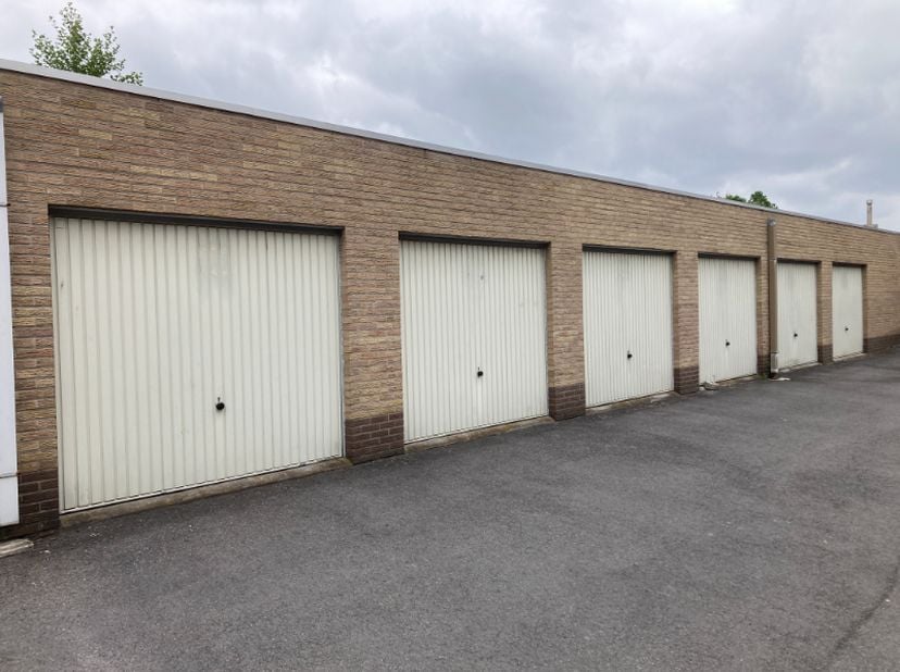Langs de Diksmuidsesteenweg te Roeselare vinden we deze goed gelegen garage. &lt;br /&gt;
+/- 18m², betonvloer.&lt;br /&gt;
Makkelijk toegankelijk.&lt;br /&gt;
&lt;br /&gt;
M