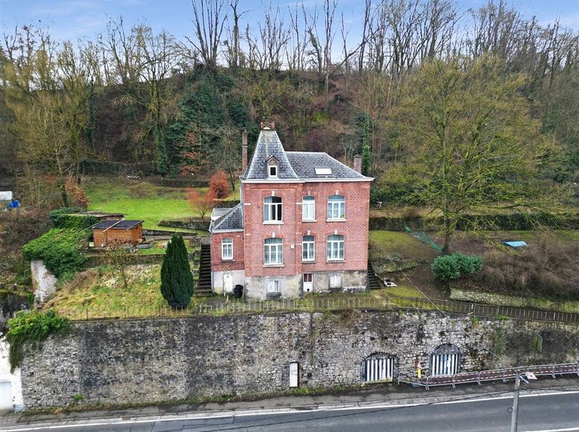 INNOV&#039;EXPERT immobilière vous invite à venir découvrir cette superbe maison de maître bénéficiant d&#039;un énorme potentiel, nichée sur un terrain boisé d