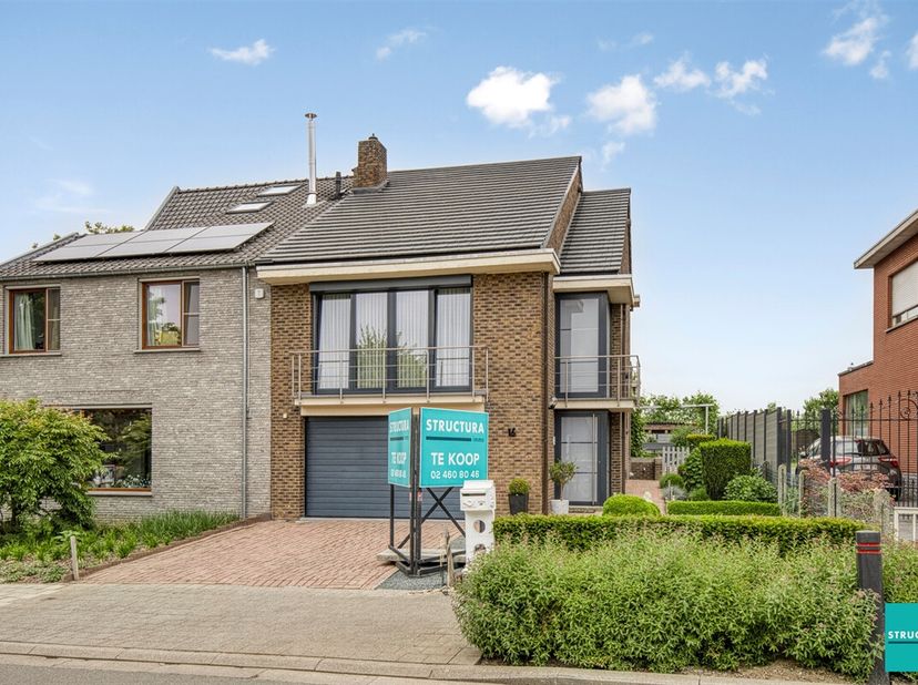 Ruime woning (235m²) met 3 slaapkamers (+1) en prachtige tuin, gelegen in een rustige straat, doch vlakbij het centrum!&lt;br /&gt;
Deze charmante woning, e