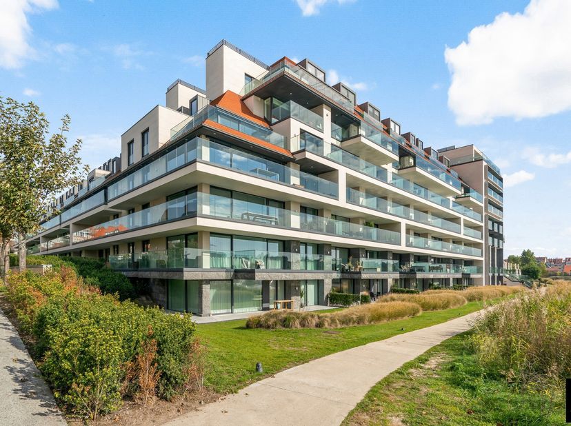 Uitzonderlijk appartement in de befaamde residentie &amp; hotel in &quot;La Rive - La Réserve&quot;, met frontaal uitzicht op het Zegemeer.&lt;br /&gt;
Dit uitzonderlijke