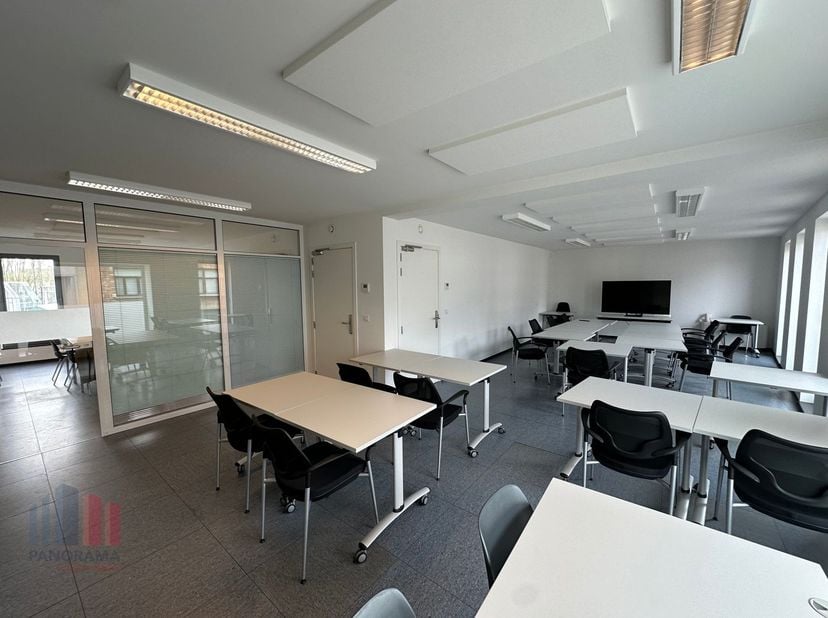 Fantastisch gelegen kantoor met een oppervlakte van 252 m² te huur langs én met visibiliteit van de bedrijvige Meensesteenweg op slechts 300 m van de