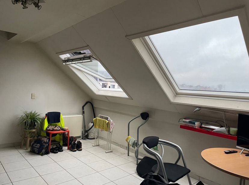 Bent u op zoek naar een project om uw eigen stempel op te drukken? Deze duplex studio van 41m² in het hart van Diepenbeek biedt u de perfecte kans om